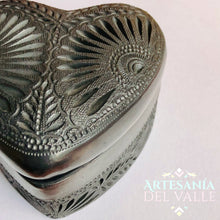 Load image into Gallery viewer, Lo Guardo en Mi Corazón